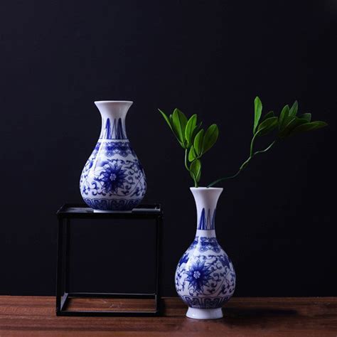 Eleganckie Ceramiczne Bia E Wazony Z Oryginalnymi Chi Skimi Ornamentami