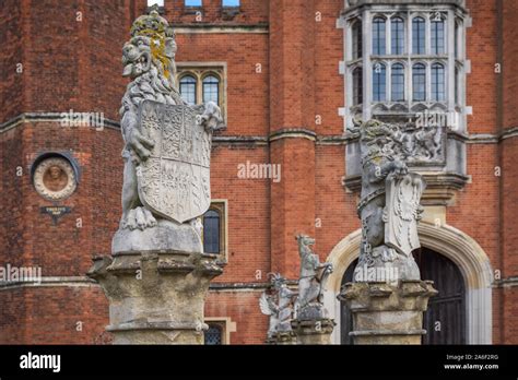 Lion Statues At The Entrance To Hampton Court Palace London Uk Stock