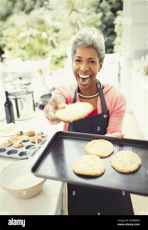 Femme Mature Debout Dans La Cuisine Banque De Photographies Et Dimages
