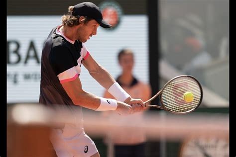 Atp Roundup Nicolas Jarry Upsets Stefanos Tsitsipas At Halle