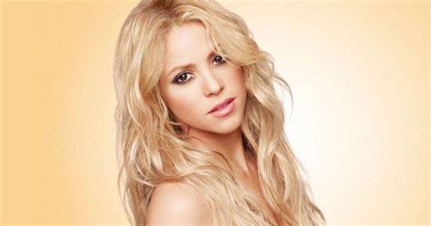 Shakira se pasea en bikini y sin una gota de maquillaje en las playas de España Nueva Mujer