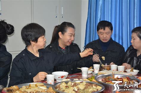 大年三十 沙区驻村工作队在社区吃团圆饭过新年 新闻中心 天山网