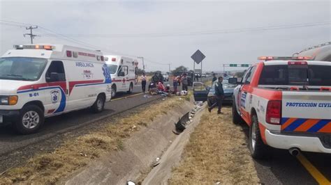 Se Accidenta Familia Sobre La Carretera Ni Os Un Beb Y Adultos