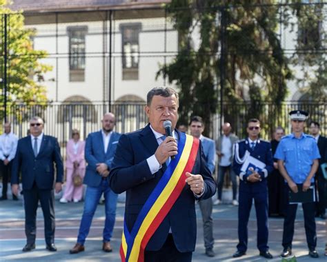 Politica Din Curtea Colii Primarul Pozeaz Doar Cu Colile De Top