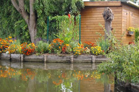 The Floating Gardens of Amiens: A little background about the floating gardens.