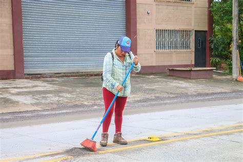 Limpiar Las Calles Un Trabajo Bien Realizado Por La Comunidad Muni