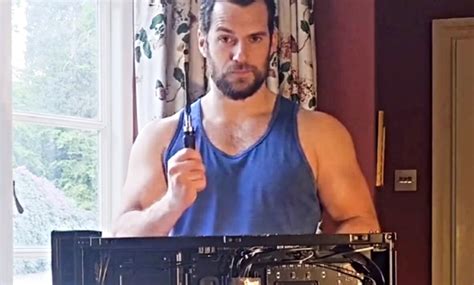 Henry Cavill Dopo La Torta Di Compleanno Assembla Da Solo Il Suo Pc