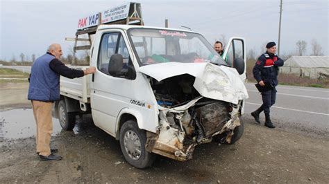 Samsun da kamyonet otomobille çarpıştı 3 yaralı