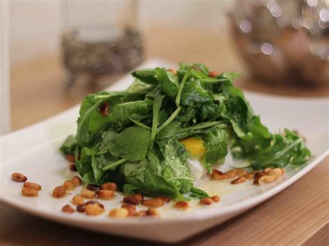 Fruchtiger Salat Aus Rucola Mango Avocado Und Mozzarella Garniert Mit