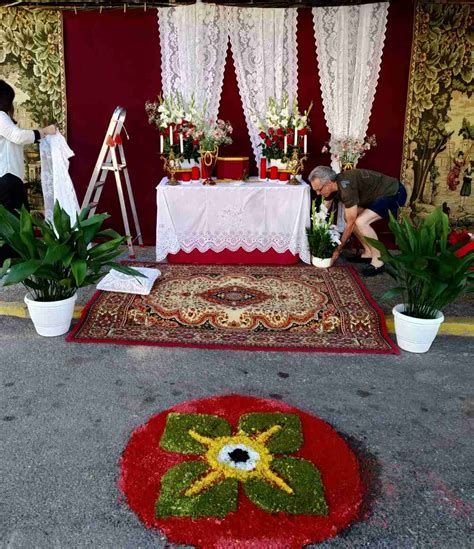 Alfombras de serrín para celebrar el Corpus Christi engalanaron las