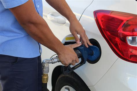 Após reajuste gasolina fica até R 0 15 mais cara nos postos de