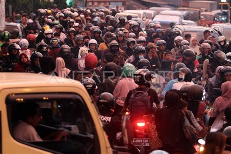 MACET DI JALUR ALTERNATIF PUNCAK BOGOR ANTARA Foto