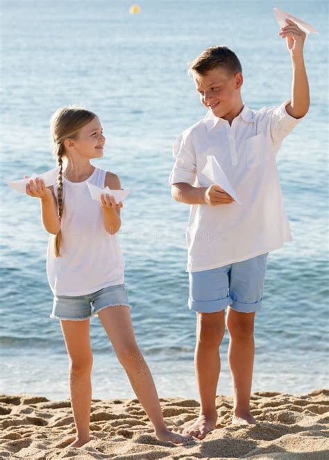 Deux Enfants Jouant Les Avions De Papier Photo Stock Image Du Occup