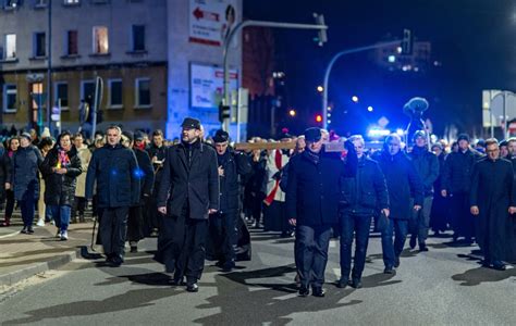 Wierni przeszli przez Elbląg w Drodze Krzyżowej zdjęcie nr