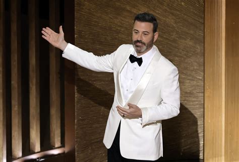 Chi è Jimmy Kimmel vita e stile del presentatore degli Oscar 2024