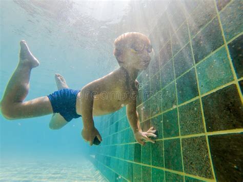 Un Muchacho Del Ni O Est Nadando Bajo El Agua En Una Piscina Est