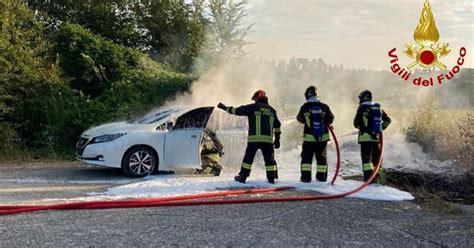 Treia Auto Elettrica A Fuoco Vigili Del Fuoco Al Lavoro Per Ore Per