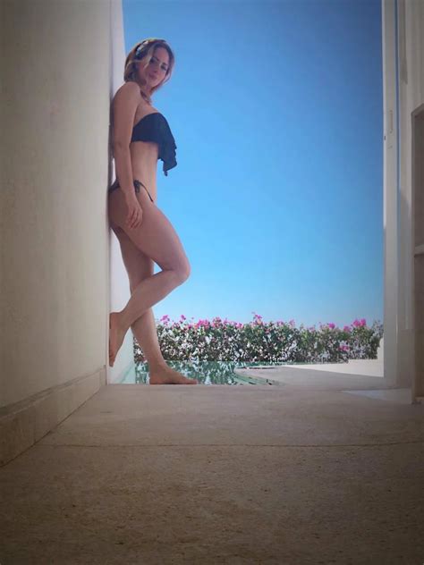 Andrea Legarreta Celebr El Inicio Del Mes En Bikini Y En La Playa Aqu Viendo A Mayo Llegar
