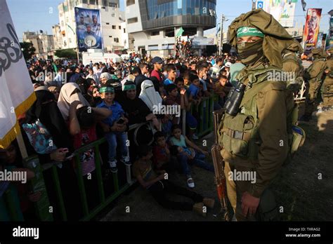 Los Palestinos Asistir Durante Los Militantes De Las Brigadas Ezzedine Al Qassam De Hamas