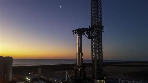 Spacex Coloca El Propulsor De Starship En Su Plataforma De Lanzamiento