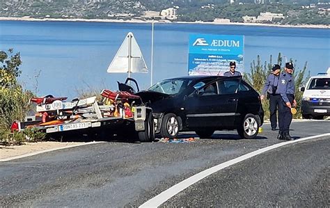 Foto Neobi Na Nesre A Na Zvekovici Auto Se Sudarilo S Prikolicom