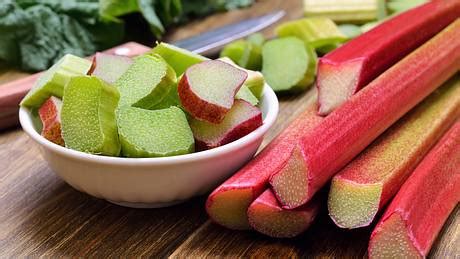 Rhabarber kochen So bereitest du das Gemüse richtig zu Wunderweib