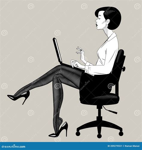 Belle Jeune Femme Assise Sur Une Chaise De Bureau Avec Ordinateur