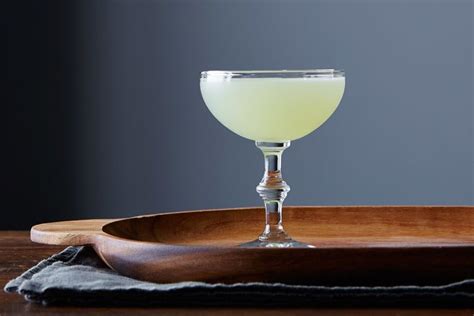 30 Classic Cocktails Everyone Should Know How To Make Classic Cocktail Recipes Classic