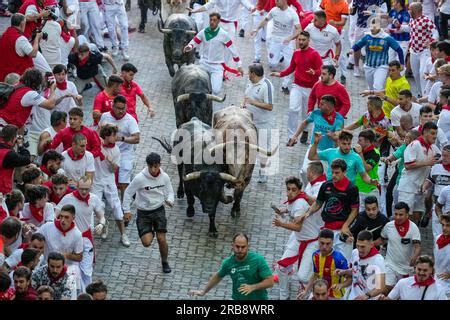 Pamplona Espa A De Julio De Juerguistas Corren Durante La