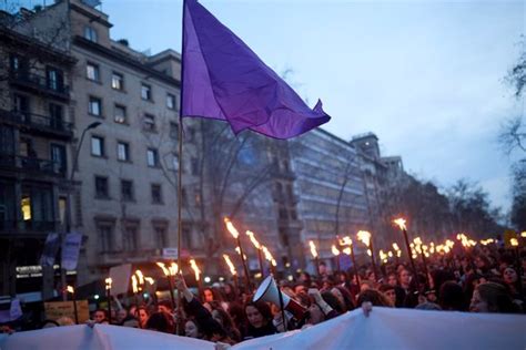 El Feminismo Vuelve A Salir A Las Calles Pero Escenifica Sus