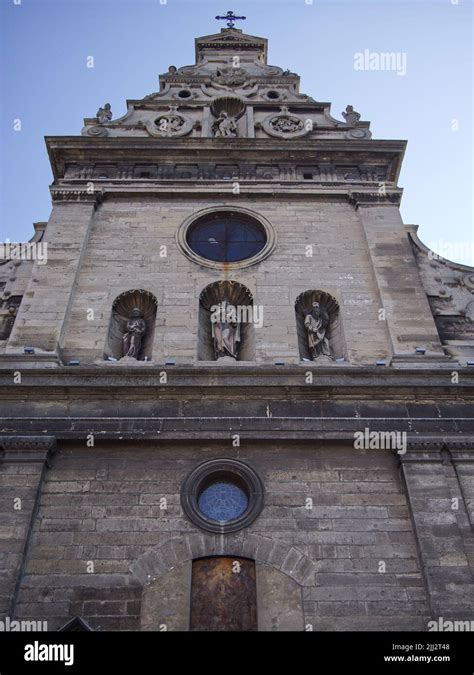 La Iglesia Y El Monasterio Bernardine En Lviv Ucrania Se Encuentra En