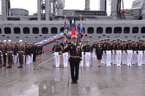 後備軍人挺海軍敦睦官兵｜海軍敦睦艦隊航訓最終站花蓮，上千民眾不畏風雨進港參觀，3月26至3 27日開放參觀。 東台灣新聞網