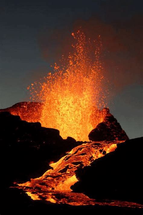 Pin by Lucy Gallegos on Meus Gifs | Volcano, Amazing nature, Erupting ...