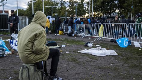 Vluchtelingen In Nederland Eten En Drinken Op Braakliggend Terrein