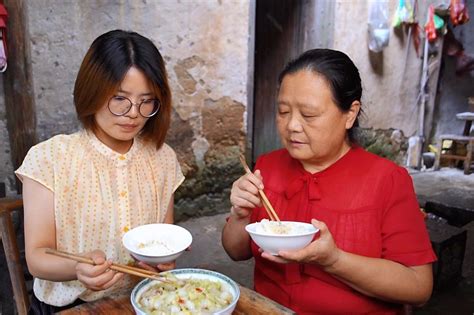 儿媳妇跟农村婆婆同住，儿子不在家，看婆婆让儿媳吃的啥凤凰网视频凤凰网