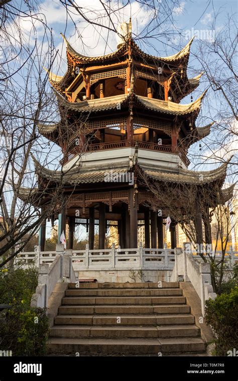 Chinese traditional pagoda style roof building hi-res stock photography ...