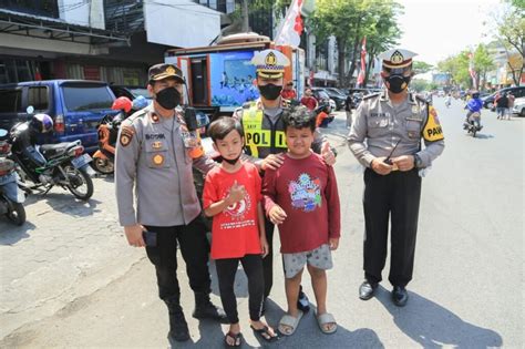 Kasat Lantas Polrestabes Surabaya Laksanakan Pengaturan Dan Penjagaan