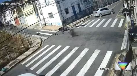 VÍDEO motociclista é arremessado após acidente carro em Bragança