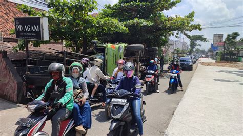 Mobil Truk Tanki Muatan Minyak Kelapa Sawit Terguling Setelah