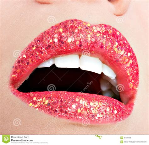 Labios Femeninos Hermosos Con El Lápiz Labial Rojo Brillante Del Lustre