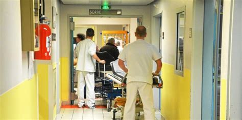 Au Chru De Brest Carhaix La File Sallonge Aux Urgences Lt Fr