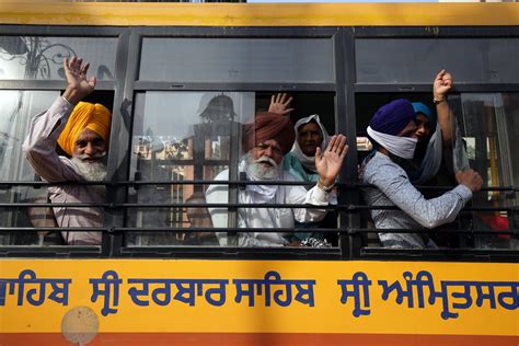 Around 1 000 Indian Sikh Pilgrims Arrive In Pakistan Daily Sabah