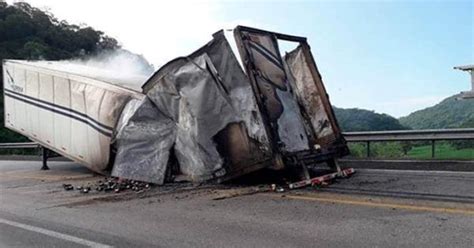 Se incendia remolque de tráiler por falla mecánica