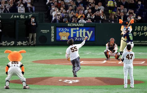 【巨人】松井秀喜氏が始球式でストライク投球 ガッツポーズ＆原監督と握手 選手にサムズアップ プロ野球写真ニュース 日刊スポーツ