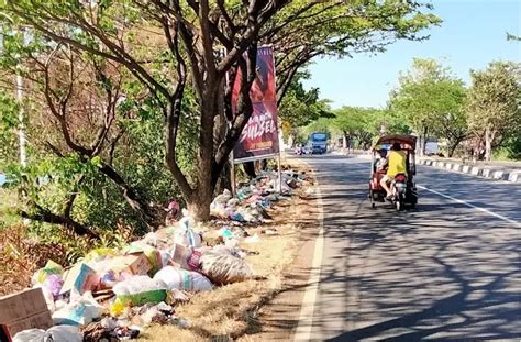 Jorok Tumpukan Sampah Berserakan Di Pinggir Jalan Kec Ma Rang Pangkep