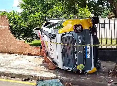 Viatura Bate Em Carro E Derruba Muro De Casa Em Arapongas Tr S Pessoas