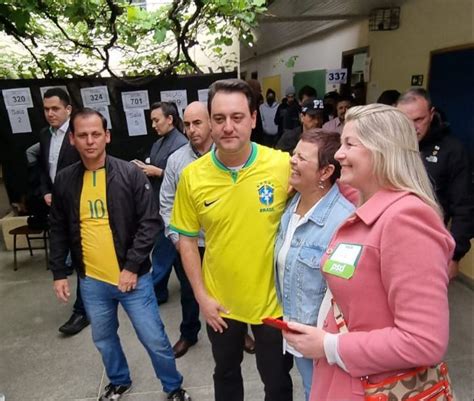 Ratinho Junior Psd Vota Ao Lado Da Fam Lia E Vestido A Camisa Da