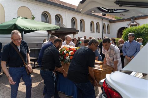 Cinisello Si Stringe Per L Ultimo Saluto A Matteo Il Ragazzo Morto