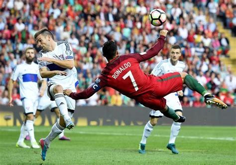 Ronaldo Doing Scissor Kick Ronaldo Soccer Soccer Field