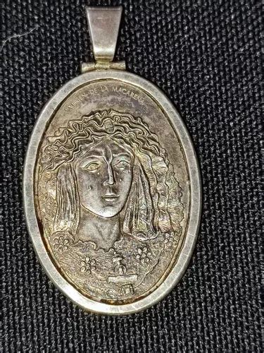 Medalla Virgen De La Macarena Y Virgen De Guadalupe Antigua En Venta En